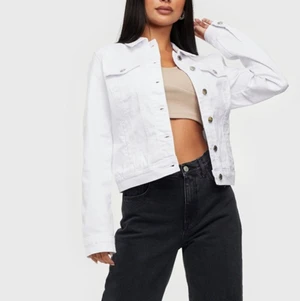 Jeans jacka från Vero Moda i strl M/L - Vit jeans jacka från vero Moda, strl är XL men den är som M/L. Superskön och superfin, har använt den ett par gånger och den är i fint skick. Nypris 399kr, jag säljer för 100. Köparen får stå för frakt eftersom jag säljer den så billigt🤎