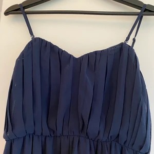 Mörkblå långklänning Strl 38 - NY! Mörkblå långklänning från Nelly storlek 38. Banden är avtagbara