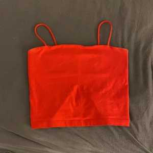 Linne - Rött linne med tunna band från gina tricot. Endast använt fåtal gånger.