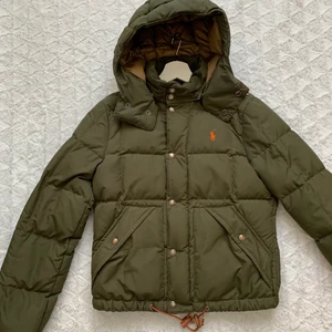 Ralph Lauren dunjacka  - Khaki färgad vinterjacka. Passar även bra till hösten och våren när de är lite kyligare. Sparsamt använd. Insidan av jackan har några få fläckar som troligtvis går bort i tvätten. Annars är den väldigt fräsch och osliten.  Storlek: S