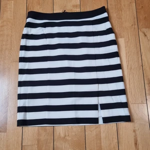 Stilren kjol från esprit.  - Stilren kjol från esprit. Svart-vit randig. Liten slits fram. Nyskick.