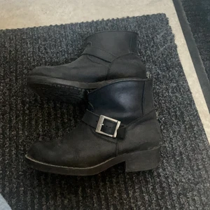 Johnny bulls  - Låga Johnny bulls i storlek 37, passar mig som är normal 38. Skorna är använda och därav lite slitage på skorna men fortfarande i fint skick! Säljer pga får ingen användning för dom. 