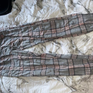 Rutiga pyjamasbyxor  - Säljer nu mina rutiga pyamasbyxor då de inte kommer till användning då jag har fler jag hellere använder. Från Cubus i stl xs och är lite stora för mig som är 160. Säljer nu för 100+frakt💕💕💕