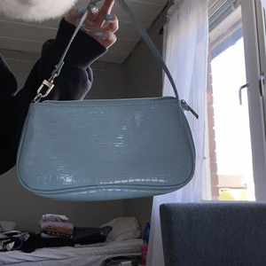 Axsel väska från SHEIN blå - Bra skick det är lite färg som är borta men det syns inte och jag tänker inte på det