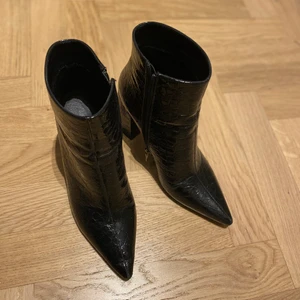 Högklackade Skor Ormskinnsmönster - Storlek 39, Högklackade Skor Ormskinnsmönster. Inköpta för ca 700 kr.