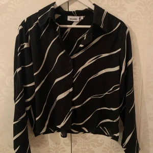 svart skjorta  - säljer denna superfina skjorta från weekday! sparsamt använd. 100% polyester. köparen står för frakten.