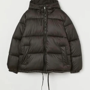 Hm jacka - Funderar på o sälja min hm jacka till bra pris så buda. Säljer endast vid bra bud och om jag lyckas hitta en ny jacka.