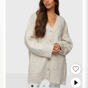 Stor kofta - Stor mysig och mjuk kofta från Bianca x Nelly. Aldrig använd 💓