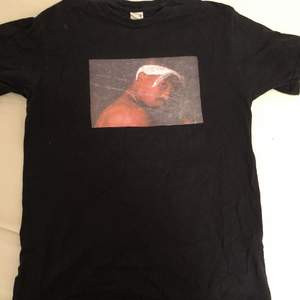 Säljer min trendiga vintage Tupac t-shirt. Bra skick, använt några gånger men inga tecken på användning! Skönt och tätt tyg som håller värmen💜 Storlek L men sitter ganska tajt på mig som har Xxs