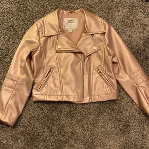 Mywear skinnjacka i nyskick - En ros’e guldig skinnjacka från mywear💗 har 2 fickor och dragkedja ✨