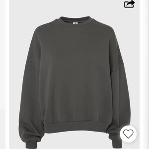 Grå Nelly tröja - Säljer nu denna jätte fina tröjan som är använd 2 ggr så väldigt bra skick på den. Den är i storlek XS