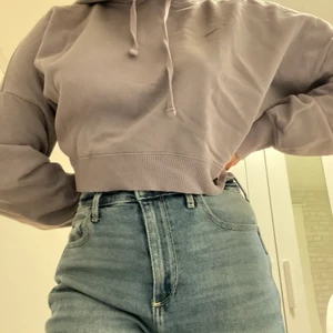 Lila hoodie - Superfin oversized och croppad hoodie i en fin lila färg från hollister! Knappt använd och passar perfekt att träna eller chilla i! 💜