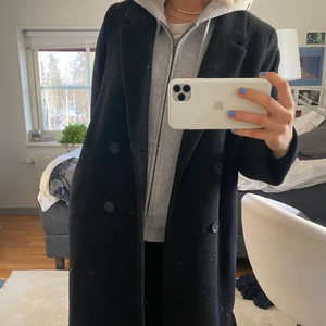 Monki kappa - Helt oanvänd kappa från Monki med lapparna kvar!!! Modellen heter double-breasted classic coat och kostar 700 kr ny. Inköpt för nåt år sen men aldrig kommit till användning då jag har liknande.