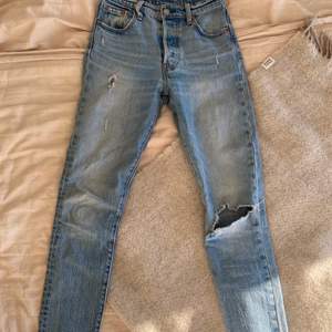 Säljer mina Levi’s 501 jeans pga. kan inte ha dom längre. Supersnygga jeans! Dom är för små för mig så kan tyvärr inte visa dem på. Vet inte exakt storlek men passar xs/s.