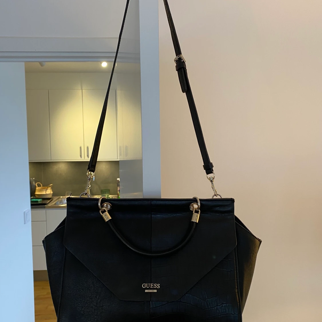 Guess skinnväska  - 90