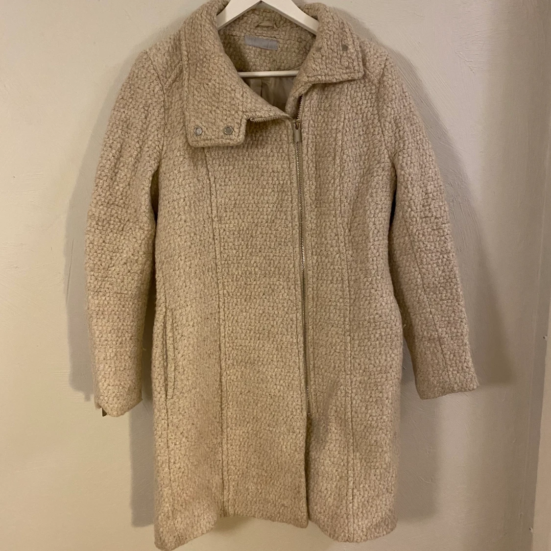 Vit/beige vinterjacka i ylle