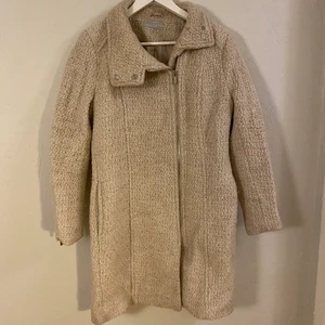 Vit/beige vinterjacka i ylle - helt felfri skön och varm vinterjacka Har fickor. Dragkedja upp och kan knäppas vid halsen