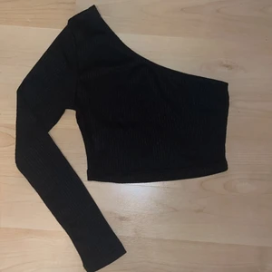 Svart tröja med en ärm - Aldrig använd, för liten för mig, får knappt på mig den. Storleken är XS men känns som XXS. Gratis frakt.