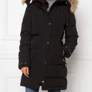 Hollies subway - Jag säljer min hollies jacka i modellen Subway som jag köpte 2020. Köpte den för 4800kr som originalpris men har tröttnat på den. Pälsen är äkta och jätte fluffig. Storlek 36