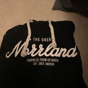 the great norrland  - Hoodie i storlek M, fint skick bara snörena som är slitna