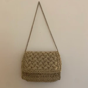 Flätad axelväska - Super gullig axelväska köpt från H&M men kom aldrig till användning så mycket bra skick!✨ Magnetstängning och ett fack med dragkedja inuti. Kedjan skulle gå att göra kortare eller längre om man knipsar den!! 50kr + 30kr för frakten🥰 säljer direkt så inga bud!! Kolla gärna in min sida säljer massvis billigt pga rensning!🛍🛍