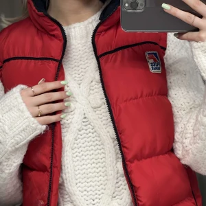 Röd vest - Super snygg röd vest som jag tyvär inte använder längre. Jag har vanligtvis s i storlek och den sitter fint på mig. Skulle dock rekommendera den på någon som är lite mindre än mig om man vill ha de oversiced😊