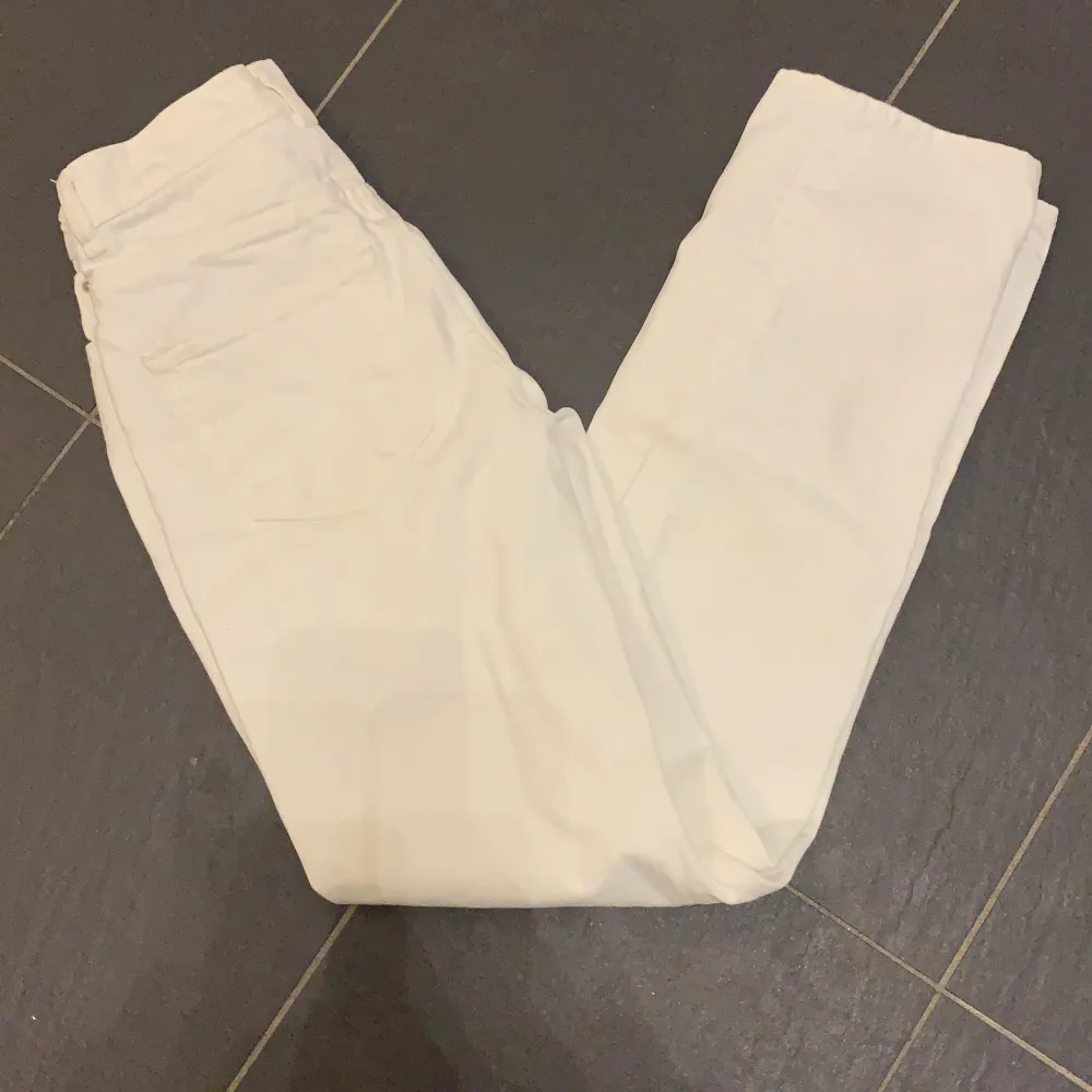 Vita Idun jeans från Gina tricot i strl 32. Endast använda fåtal gånger och är i fint skick. Nypris 500. . Jeans & Byxor.