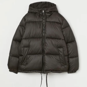 SÖKER H&M jackan - Kontakta gärna mig om du säljer denna jacka i svart stl xs-m!💕