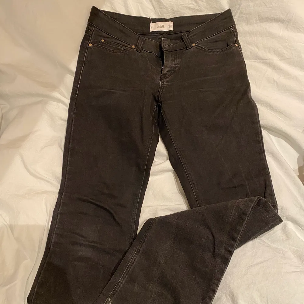 Skitsnygga svarta lågmidjade mango jeans som tyvärr har blivit försmå för mig!🥵👖Är ca 1,60 m lång och jeansen är lite längre än så på mig 💕☀️ modellen är bootcut!💖. Jeans & Byxor.