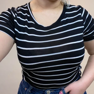 Randig T-shirt - Svart vit randig T-shirt från Monki i storlek XS. Stretchig och mjuk i materialet. 