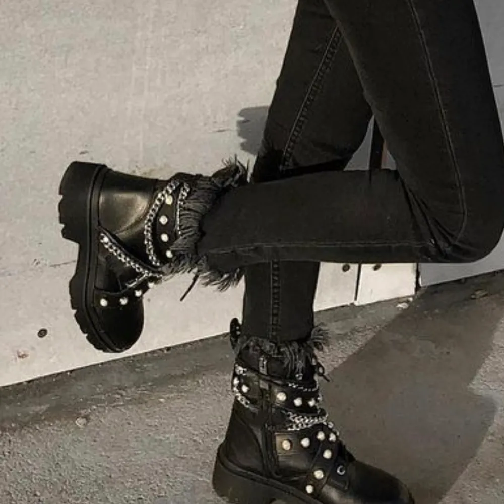 Svarta boots med nitar från Zara, sparsamt använda så i fint skick. Snyggt både till en klänning men även till jeans som på bilden⚡️💖🥰. Skor.