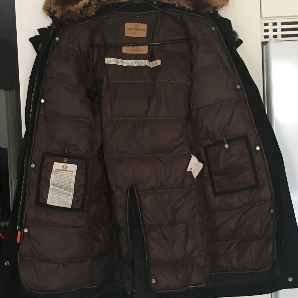 Parajumpers jacka i stl M . Begagnad men går att använda i många år till. Inne delen (light jacka) går att ta ut därför kan jacka användas på sommaren också . Jackor.