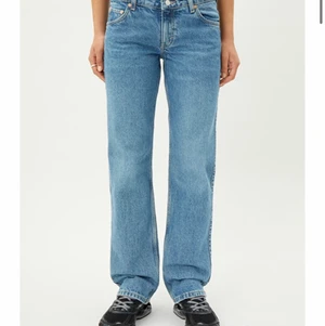 Arrow lågmidjade jeans  - Jättefina lågmidjade jeans från weekday, modellen arrow. Säljer då jag inte fått någon användning för dom. Storlek 25/30❤️
