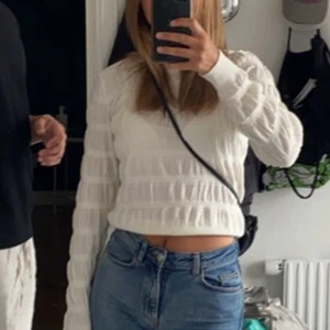 Långärmad vit topp! - Långärmad superfin vit tröja från Mango!💗💗Tröjan är i storlek M men passar XS/S också. Använd ca 2 gånger! 