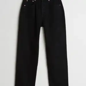 Säljer mina svarta Ginatricot 90 high waist jeans pågrund av att de inte kommer till användning. Köpta i butik för 599kr Storlek 36