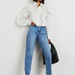 Gina tricot jeans - Dessa jeansen från gina tricot är sjukt bekväma och går att matcha till allt. Jag säljer dem eftersom de inte kommer till användning längre och har endast använts ett fåtal gånger. De är i storlek 38 och slutat ungefär 7 cm ovanför ankeln. Kontakta mig för mer info!💞