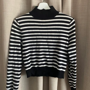 Randig Stickad Tröja - Superfin randig stickad tröja från Zara! Använd ca 2 gånger, den är i väldigt bra skick. Storlek XS men skulle säga att den även passar S🧡