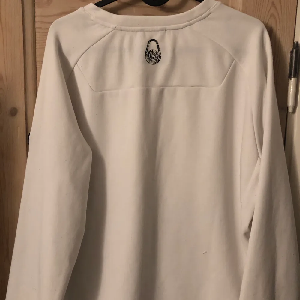 En sweatshirt från Sail Racing, köpt för 899kr och är en X large men passar L. Hoodies.