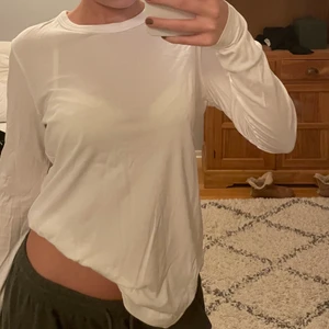 Vit långärmad Arket - Vit vanlig långärmad t-shirt från Arket. Superfin och mjuk! Väldigt bra skick🥰