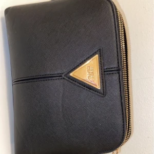 axel väska - axelväska, ungeäfr 25 cm bred och får plats med väldigt mycket!