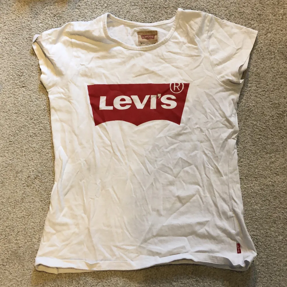 En vit Levis tröja i strl xs❤️kostar 50kr+frakt på 24kr💫. T-shirts.