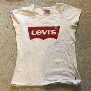En vit Levis tröja i strl xs❤️kostar 50kr+frakt på 24kr💫