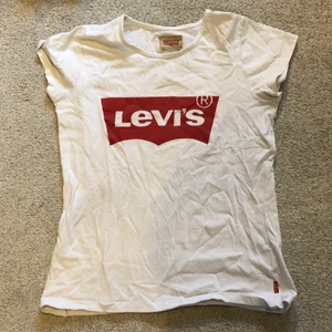 Levis tröja - En vit Levis tröja i strl xs❤️kostar 50kr+frakt på 24kr💫