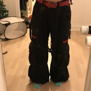 Poizen byxor - Såå coola byxor med röda sömmar o detaljer i fint skick! Från poizen