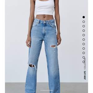 As snygg zara jeans som tyvärr är förköpets på mig som har 89 i innerbenslängd! Byxorna är i storlek 40 och endast använda 1 gång! Hör av er om ni vill ha privata bilder!!💕 (köparen står för frakt!)