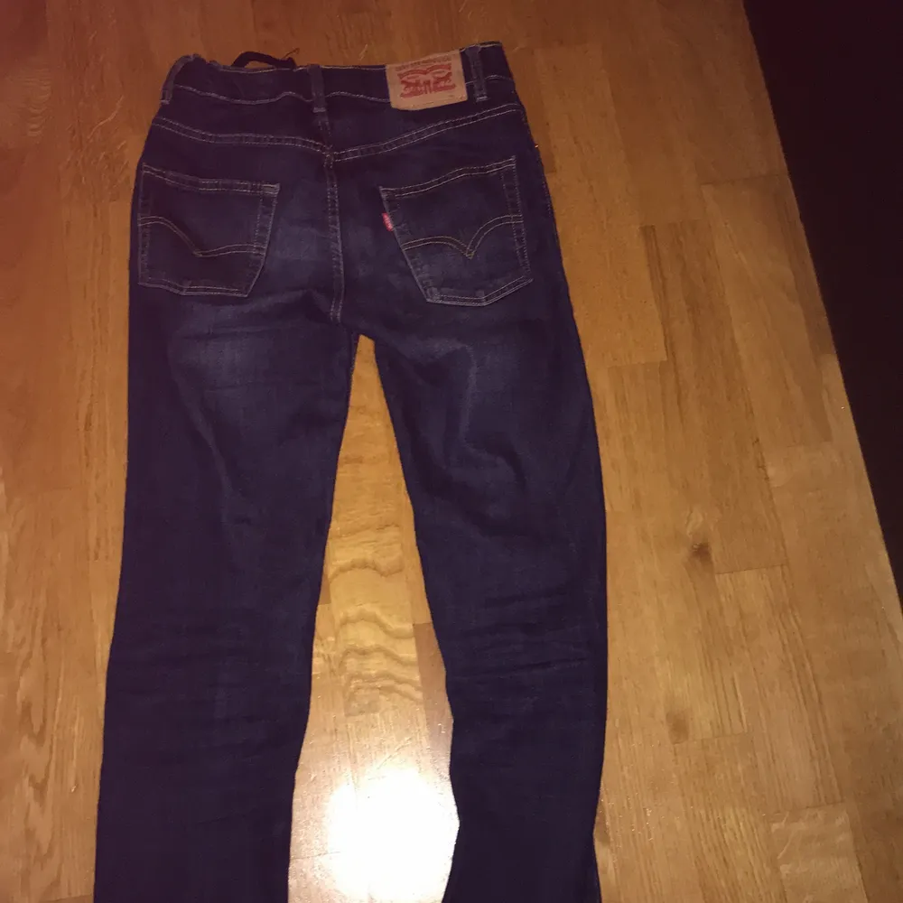 Oanvända levi’s lågmidjade jeans. Köpt de för 1000. Fin mörk blå färg.. Jeans & Byxor.