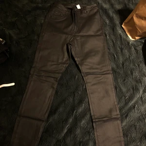 H&M svart jeans size 32 - H&m jeggings high waist & denim cn 165/ 82A, i used it a max of 2 times.