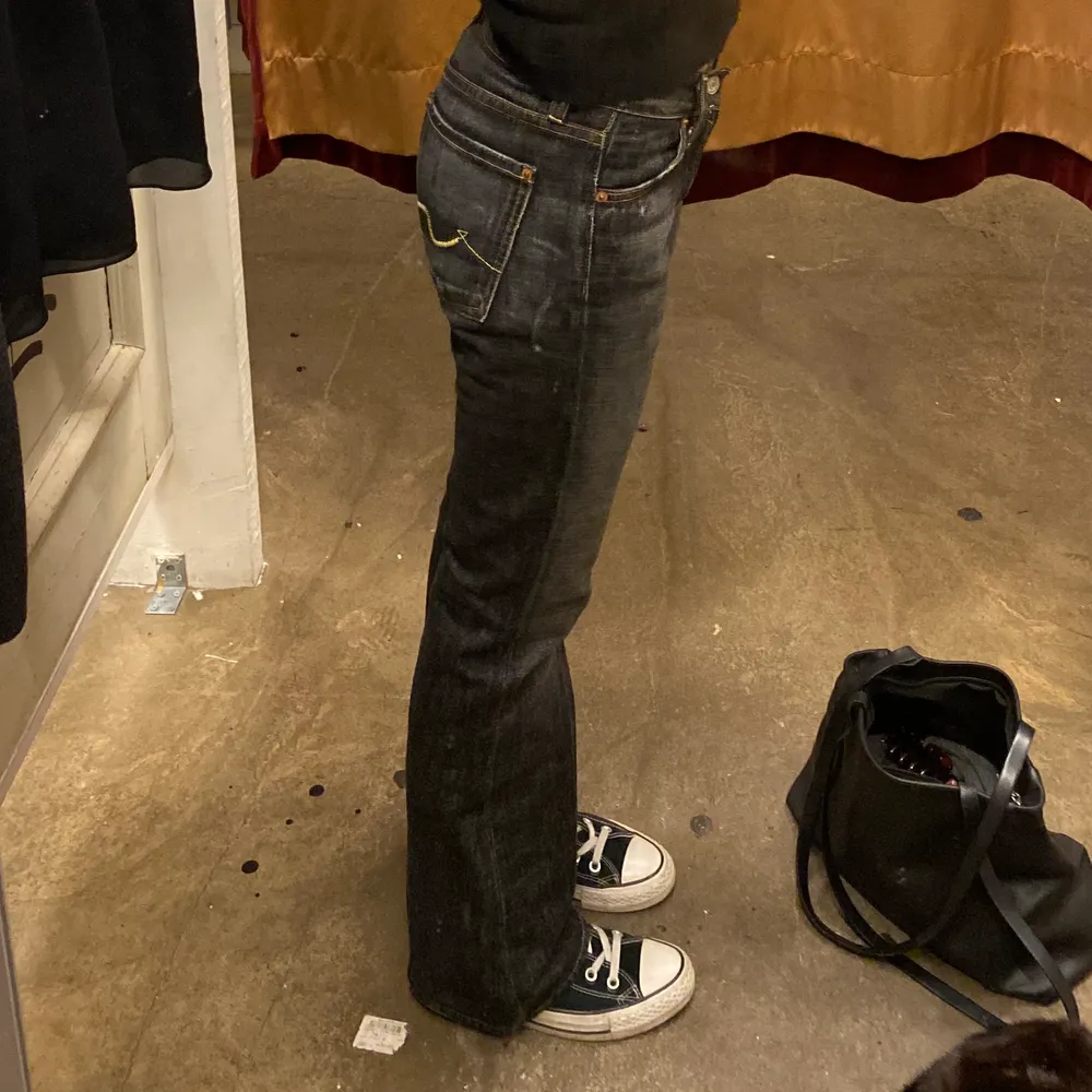 Lågmidjade bootcut jeans från 7 For all mankind, skit snygga och bra kvalite!! Storlek 24, gråa och urtvättade 💘 MÅTT: 100 cm i längd (75 i innerbenslängd) och 69 cm i midjan 😇. Jeans & Byxor.