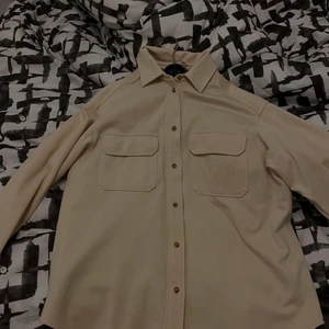 Jacka - Krämvit köpt för 500kr på Ginatricot, har en likadan drf jag säljer, Strl S