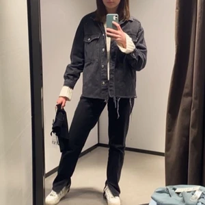 Jeansjacka - Riktigt snygg jacka till våren och hösten som passar till alla kläder. Har länge varit en av mina absoluta favoriter i garderoben men inte kommit till lika mycket användning på senaste, bra skick💗 nypris 499kr